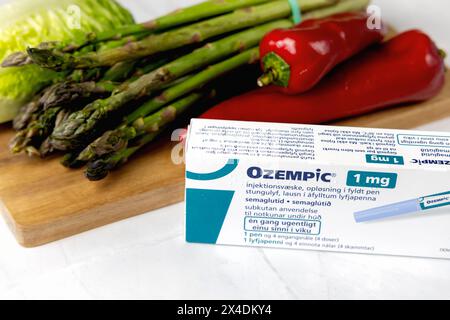 Original dänischer Ozempic Insulininjektionsstift für Diabetiker und Gemüse. Stockfoto