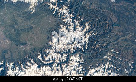 Turinb, Italien. April 2024. Ein Blick von der Internationalen Raumstation auf die schneebedeckten Alpen und Turin, Italien, links, von fast 260 Meilen über der Erdoberfläche, 16. April 2024, in der Erdumlaufbahn. Quelle: Astronaut bereitgestellt/NASA Photo/Alamy Live News Stockfoto