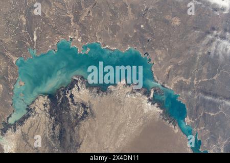 Balchash-See, Kasachstan. April 2024. Ein Blick von der Internationalen Raumstation des Balchash-Sees, einem der größten Seen Asiens im Südosten Kasachstans, aus fast 260 Meilen über der Erdoberfläche, 20. April 2024, in der Erdumlaufbahn. Die türkisfarbene Farbe stammt vom Schmelzen des Wintereises. Quelle: Mike Barratt/NASA Photo/Alamy Live News Stockfoto