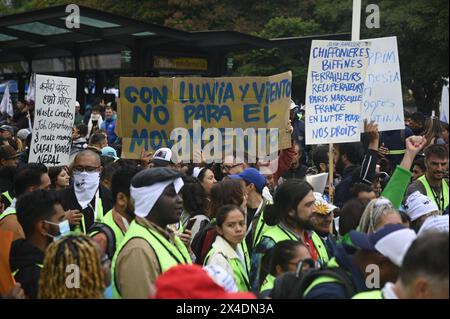 Buenos Aires, Argentinien. Mai 2024. Arbeiter der International Alliance of Waste Pickers demonstrieren mit Spruchbändern auf den Straßen von Buenos Aires zum Internationalen Arbeitstag. Tausende von Menschen marschierten am Mittwoch durch Buenos Aires, um den Internationalen Arbeitstag zu feiern, wobei Demonstranten eine starke Ablehnung der von Präsident Javeir Milei vorgeschlagenen Arbeitsreformen zum Ausdruck brachten. Quelle: SOPA Images Limited/Alamy Live News Stockfoto