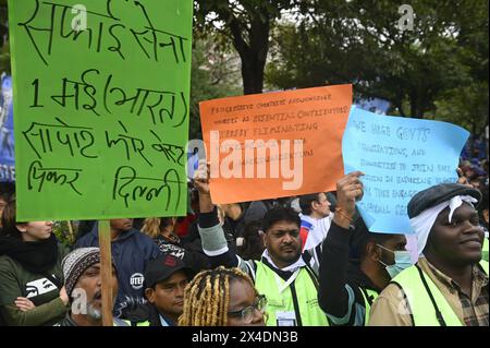 Buenos Aires, Argentinien. Mai 2024. Arbeiter der International Alliance of Waste Pickers demonstrieren mit Spruchbändern auf den Straßen von Buenos Aires zum Internationalen Arbeitstag. Tausende von Menschen marschierten am Mittwoch durch Buenos Aires, um den Internationalen Arbeitstag zu feiern, wobei Demonstranten eine starke Ablehnung der von Präsident Javeir Milei vorgeschlagenen Arbeitsreformen zum Ausdruck brachten. Quelle: SOPA Images Limited/Alamy Live News Stockfoto