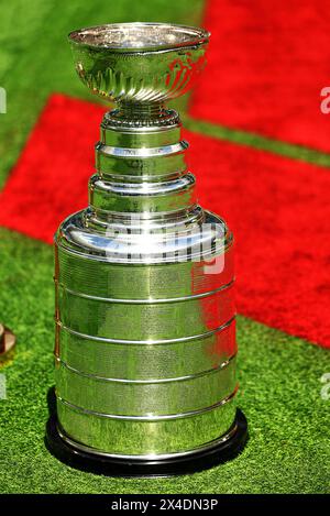 Miami, USA. Mai 2024. Paddock-Atmosphäre - Trophäe. 02.05.2024. Formel-1-Weltmeisterschaft, Rd 6, Miami Grand Prix, Miami, Florida, USA, Vorbereitungstag. Das Foto sollte lauten: XPB/Alamy Live News. Stockfoto