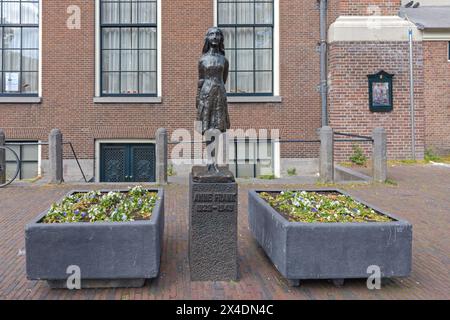 Amsterdam, Niederlande - 17. Mai 2018: Bronzestatue von Anne Frank Historic Landmark in der Westermarkt Street. Stockfoto