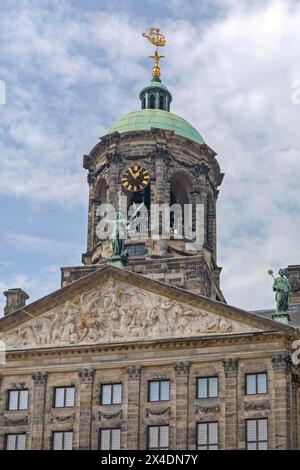 Amsterdam, Niederlande - 16. Mai 2018: Bronzeskulptur Goldene Uhr und goldenes Schiff Wetterfahne oben auf dem Dom Königspalast Blick auf das historische Gebäude Stockfoto