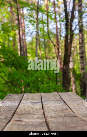 Ein einfacher Holztisch im Wald auf dem Touristenweg, ein Ort zum Ausruhen Stockfoto