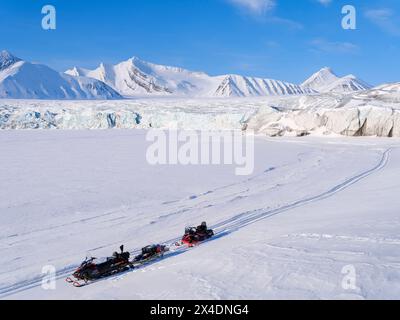 Gletscherfront von Fridtjovbreen und der gefrorene Fjord Van Mijenfjord. Landschaft im Van-Mijenfjorden-Nationalpark (ehemaliger Nordenskiold-Nationalpark) Stockfoto