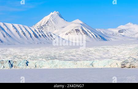 Gletscherfront von Fridtjovbreen und der gefrorene Fjord Van Mijenfjord. Landschaft im Van-Mijenfjorden-Nationalpark (ehemaliger Nordenskiold-Nationalpark) Stockfoto