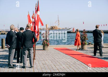 Kopenhagen, Dänemark. Mai 2024. Offizieller Empfang des königlichen Ehepaares König Friedrich X. und Königin Maria in Kongekajen im Hafen Helsingoer am Donnerstag, 2. Mai 2024. Im Zusammenhang mit dem Umzug nach Kancellihuset auf Schloss Fredensborg fährt das Königliche Schiff Dannebrog im Helsingoer Hafen an. (Foto: Thomas Traasdahl/Scanpix 2024) Credit: Ritzau/Alamy Live News Stockfoto