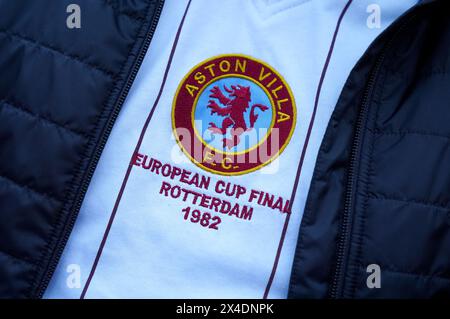 Aston Villa-Fan trägt ein Trikot des Europapokalfinals 1982 in Rotterdam vor dem Boden, als der Mannschaftsbus vor dem Halbfinale der UEFA Conference League, dem ersten Legspiel in Villa Park, Birmingham, ankommt. Bilddatum: Donnerstag, 2. Mai 2024. Stockfoto