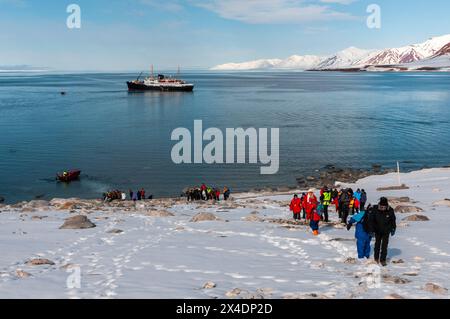 Expeditionskreuzfahrttouristen erkunden die Küste des Bockfjordens. Spitzbergen Island, Svalbard, Norwegen. (Nur Für Redaktionelle Zwecke) Stockfoto