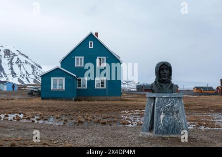 Die Statue von Roald Amundsen an der Forschungsstation von NY-Alesund, Kongsfjorden, Spitzbergen Island, Svalbard, Norwegen. (Nur Für Redaktionelle Zwecke) Stockfoto