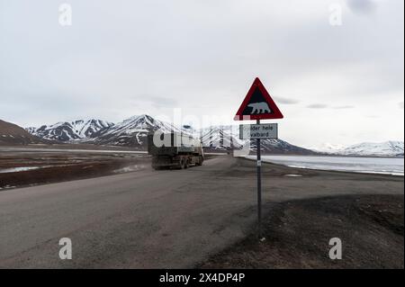 Ein Warnschild vor Eisbären auf einer Straße in Longyearbyen, Spitzbergen Island, Svalbard, Norwegen. Stockfoto