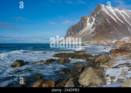Blick auf das Dorf Vikten und die felsige Küste. Vikten, Lofoten Islands, Nordland, Norwegen. Stockfoto