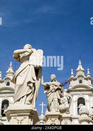 Statuen im Heiligtum von Bom Jesus do Monte, einem portugiesischen katholischen Schrein auf Tenos. Stockfoto