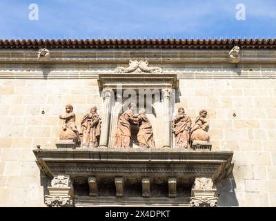 Statuen über dem Eingang zur Igreja da Misericordia de Braga in Braga. Stockfoto