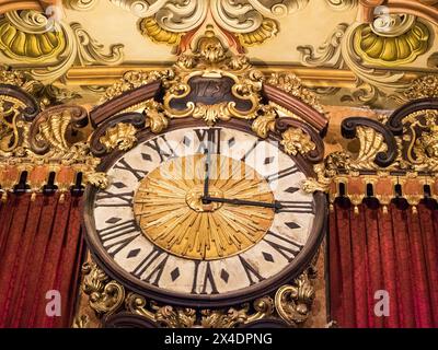 Uhr am High Choir der Kathedrale SE de Braga. Stockfoto