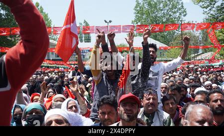 Srinagar, Jammu Und Kaschmir, Indien. Mai 2024. Anhänger der Nationalen Konferenz von Jammu und Kaschmir schreien während einer Wahlkampagne im Vorfeld der dritten Phase der Wahlen in baramulla in kaschmir Slogans. (Kreditbild: © Sajad Hameed/ZUMA Press Wire) NUR REDAKTIONELLE VERWENDUNG! Nicht für kommerzielle ZWECKE! Stockfoto