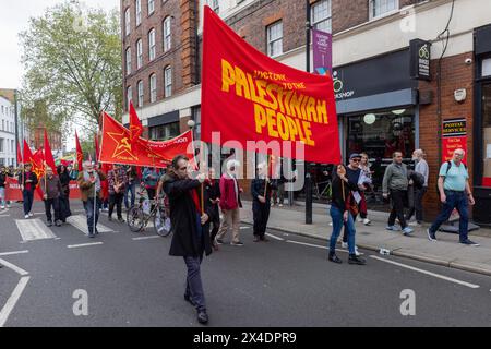 London, Großbritannien. Mai 2024. Anhänger der Kommunistischen Partei Großbritanniens, die Banner und Fahnen halten, nehmen an einem maimarsch Teil, der vom Organisationskomitee des Londoner Maitags organisiert wird. Der Mai-Tag wird in London, wie auch weltweit, seit über 135 Jahren gefeiert und ist ein wichtiges Ereignis der Arbeiterklasse, das von Gewerkschaften und Gruppen unterstützt wird, die Wanderarbeiter und Gemeindegruppen vertreten. Quelle: Mark Kerrison/Alamy Live News Stockfoto