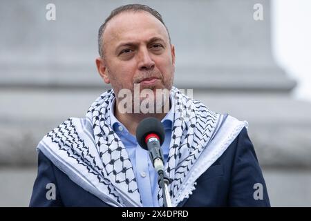 London, Großbritannien. Mai 2024. Husam Zomlot, Leiter der Palästinensischen Mission im Vereinigten Königreich, spricht an den Arbeitern, die an einer Maikundgebung auf dem Trafalgar Square teilnehmen. Der Mai-Tag wird in London, wie auch weltweit, seit über 135 Jahren gefeiert und ist ein wichtiges Ereignis der Arbeiterklasse, das von Gewerkschaften und Gruppen unterstützt wird, die Wanderarbeiter und Gemeindegruppen vertreten. Quelle: Mark Kerrison/Alamy Live News Stockfoto