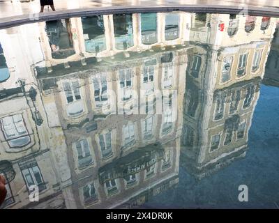 Reflexionen eines alten Gebäudes im Fluss Mondego. Stockfoto