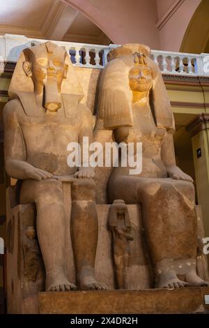 Riesige Statuen von Pharoah Amenhotep III. Und seiner Königin Tiye. Kairo Museum für Antiquitäten, Kairo. Ägypten Stockfoto