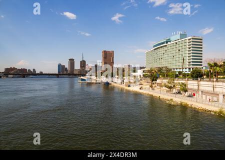 Blick über den Nil zum Hilton Hotel und Nile Ritz Carlton Hotel. Kairo, Ägypten Stockfoto