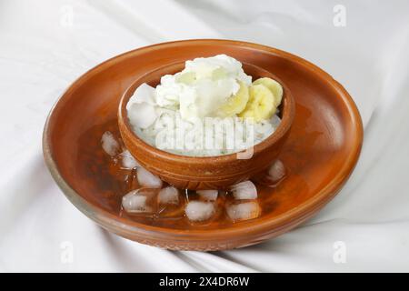 Doi Chira auf Tonschüssel, traditionelle Bangale gesunde und kühle Sommerküche. Hauptbestandteil sind mit Wasser getränkter Flachreis und Quark. Andere sind Sugar, S Stockfoto