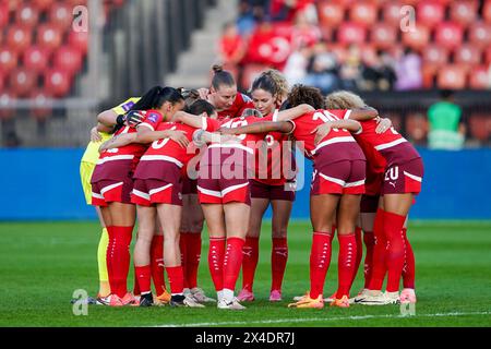 Zürich, Schweiz. April 2024. Zürich, Schweiz, 5. April 2024: Teamhuddle der Schweiz beim Fußball-Spiel der UEFA Womens European Qualifiers zwischen der Schweiz und der Türkei im Letzigrund Stadion in Zürich, Schweiz. (Daniela Porcelli/SPP) Credit: SPP Sport Press Photo. /Alamy Live News Stockfoto