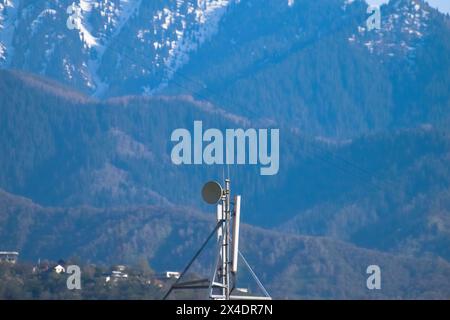 Telefon- und Satellitenantennen auf dem Dach des Gebäudes, 4G/5G-Mobilfunkturm Stockfoto