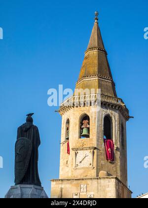 Der achteckige Glockenturm der Kirche St. Johannes des Täufers in Tomar, Portugal. Stockfoto