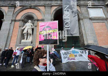 Neapel, Italien, 2. Mai 2024. Während der Demonstration gegen General Roberto Vannacci, Kandidat für die Europawahlen 2024 für die Lega-Partei, in Neapel, um sein Buch zu präsentieren. Stockfoto