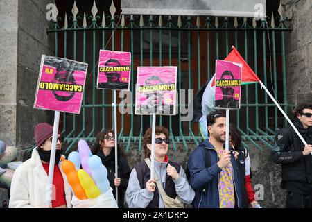 Neapel, Italien, 2. Mai 2024. Während der Demonstration gegen General Roberto Vannacci, Kandidat für die Europawahlen 2024 für die Lega-Partei, in Neapel, um sein Buch zu präsentieren. Stockfoto