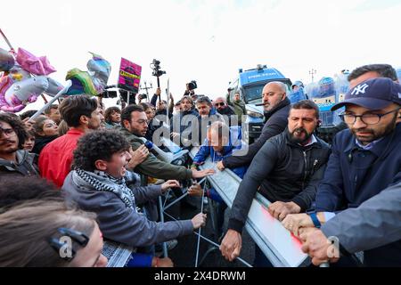 Neapel, Italien, 2. Mai 2024. Auseinandersetzungen zwischen Demonstranten und Polizei während der Demonstration gegen General Roberto Vannacci, Kandidat für die Europawahlen 2024 für die Ligapartei, in Neapel, um sein Buch zu präsentieren. Stockfoto