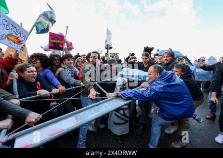 Neapel, Italien, 2. Mai 2024. Auseinandersetzungen zwischen Demonstranten und Polizei während der Demonstration gegen General Roberto Vannacci, Kandidat für die Europawahlen 2024 für die Ligapartei, in Neapel, um sein Buch zu präsentieren. Stockfoto