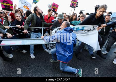 Neapel, Italien, 2. Mai 2024. Auseinandersetzungen zwischen Demonstranten und Polizei während der Demonstration gegen General Roberto Vannacci, Kandidat für die Europawahlen 2024 für die Ligapartei, in Neapel, um sein Buch zu präsentieren. Stockfoto