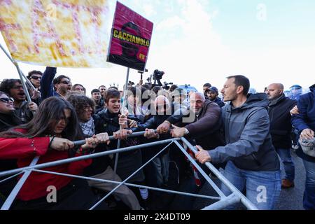 Neapel, Italien, 2. Mai 2024. Auseinandersetzungen zwischen Demonstranten und Polizei während der Demonstration gegen General Roberto Vannacci, Kandidat für die Europawahlen 2024 für die Ligapartei, in Neapel, um sein Buch zu präsentieren. Stockfoto