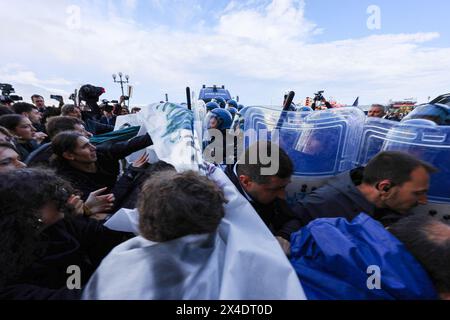 Neapel, Italien, 2. Mai 2024. Auseinandersetzungen zwischen Demonstranten und Polizei während der Demonstration gegen General Roberto Vannacci, Kandidat für die Europawahlen 2024 für die Ligapartei, in Neapel, um sein Buch zu präsentieren. Stockfoto