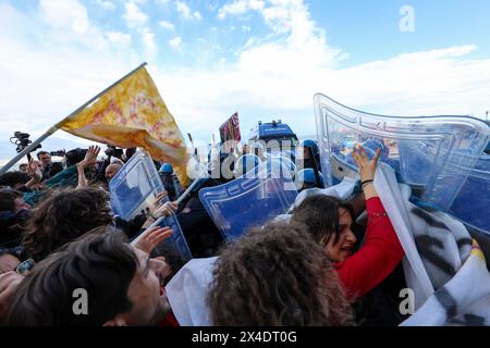 Neapel, Italien, 2. Mai 2024. Auseinandersetzungen zwischen Demonstranten und Polizei während der Demonstration gegen General Roberto Vannacci, Kandidat für die Europawahlen 2024 für die Ligapartei, in Neapel, um sein Buch zu präsentieren. Stockfoto