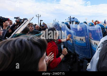 Neapel, Italien, 2. Mai 2024. Auseinandersetzungen zwischen Demonstranten und Polizei während der Demonstration gegen General Roberto Vannacci, Kandidat für die Europawahlen 2024 für die Ligapartei, in Neapel, um sein Buch zu präsentieren. Stockfoto