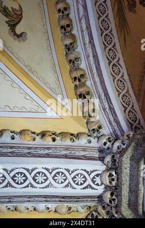 Evora, Portugal. Capela dos Ossos, Kapelle der Knochen. Gotische Kirche aus dem 17. Jahrhundert. Das Innere ist mit über 5000 Knochen dekoriert. Stockfoto