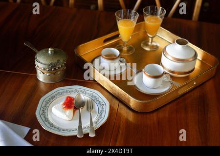 Lissabon, Portugal. Antikes Tablett mit Kaffee und Orangensaft Stockfoto