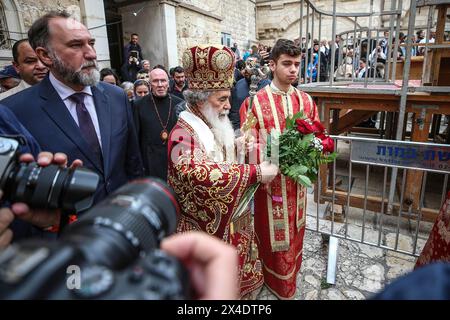 Jerusalem, Israel. Mai 2024. Patriarch Theophilos III. Von Jerusalem leitete den Gottesdienst. Christen nehmen an der Messe am Heiligen Donnerstag vor den Osterfeiern in der Grabeskirche in der Altstadt von Jerusalem Teil. Patriarch Theophilos III. Von Jerusalem leitete den Gottesdienst, während die Teilnehmer an der Zeremonie Kerzen anzündeten und beteten, begleitet von Hymnen. Quelle: SOPA Images Limited/Alamy Live News Stockfoto