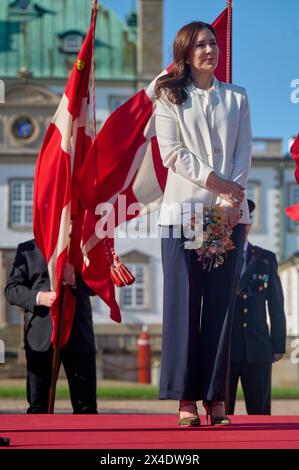 Fredensborg, Dänemark. Mai 2024. 05.05.2014 SCHLOSS FREDENSBORG DENMARKKönigliche Dänische Familie 2024. König Frederik und Königin Maria werden im Schloss Fredensborg in Nordsjælland begrüßt, wo sie im Sommer residieren. Das Königspaar wird offiziell von Fredensborgs Bürgermeister begrüßt, es gibt Flaggen und Musik von Fredensborg Slot's Mädchenchor und Fredensborg Brass Ensemble. BILD: König Frederik und Königin Maria von Dänemark im Königspalast Fredensborg. FOTO: Stefan Lindblom/TT-Code 20116 Credit: TT News Agency/Alamy Live News Stockfoto