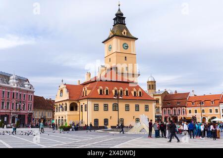 Rumänien, Brasov. Piata Sfatului (Council Square) plaza. Denkmäler wie die Schwarze Kirche und die orthodoxe Kathedrale. Die Südseite ist das 16. Jahrhundert Stockfoto