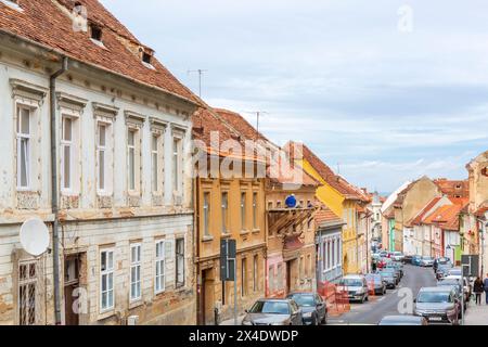 Rumänien, Brasov. Häuser mit Arkaden aus dem 16. Jahrhundert und Terrakotta-Dach. Stockfoto