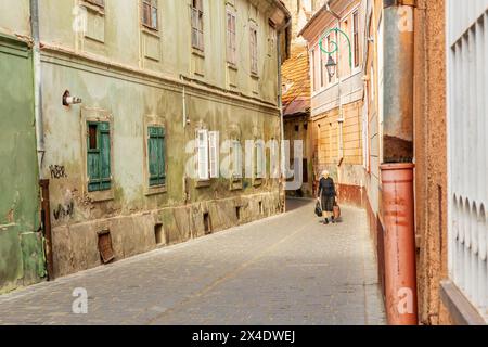 Rumänien, Brasov. Häuser mit Arkaden und Terrakotta-Dach aus dem 16. Jahrhundert und enge Gassen. (Nur Für Redaktionelle Zwecke) Stockfoto