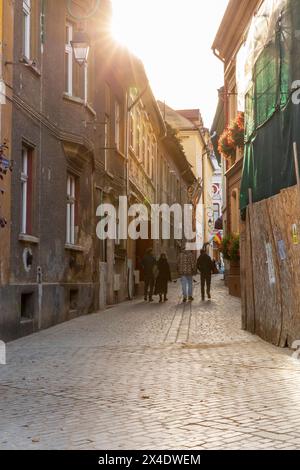 Rumänien, Brasov. Häuser mit Arkaden und Terrakotta-Dach aus dem 16. Jahrhundert und enge Gassen. Stockfoto