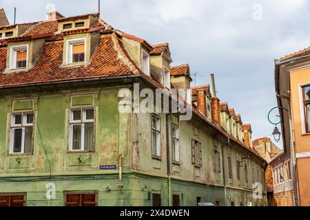 Rumänien, Brasov. Häuser mit Arkaden und Terrakotta-Dach aus dem 16. Jahrhundert und enge Gassen. Stockfoto