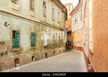 Rumänien, Brasov. Häuser mit Arkaden und Terrakotta-Dach aus dem 16. Jahrhundert und enge Gassen. Stockfoto