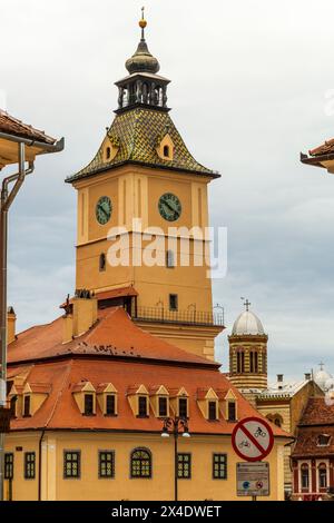 Rumänien, Brasov. Steepled Buildings, 16.-17. Jahrhundert. Arkaden mit Architektur, Häuser mit Terrakotta-Dach und enge Gassen. Stockfoto